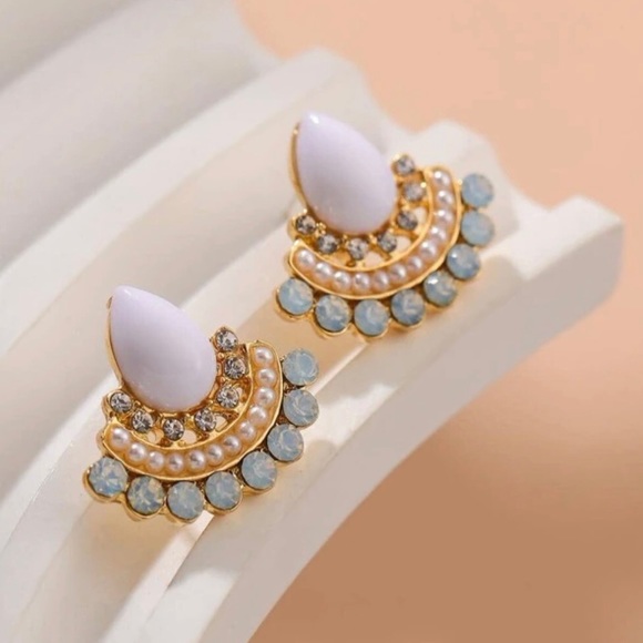 “Nora Fan” Cacholong White Milky Blue Andean Opal Tear Pearl